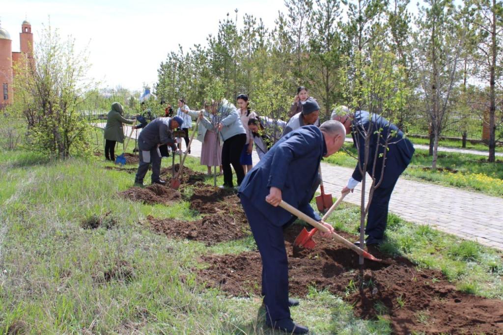 Яблони высадили во время экоакции в парке Алаш