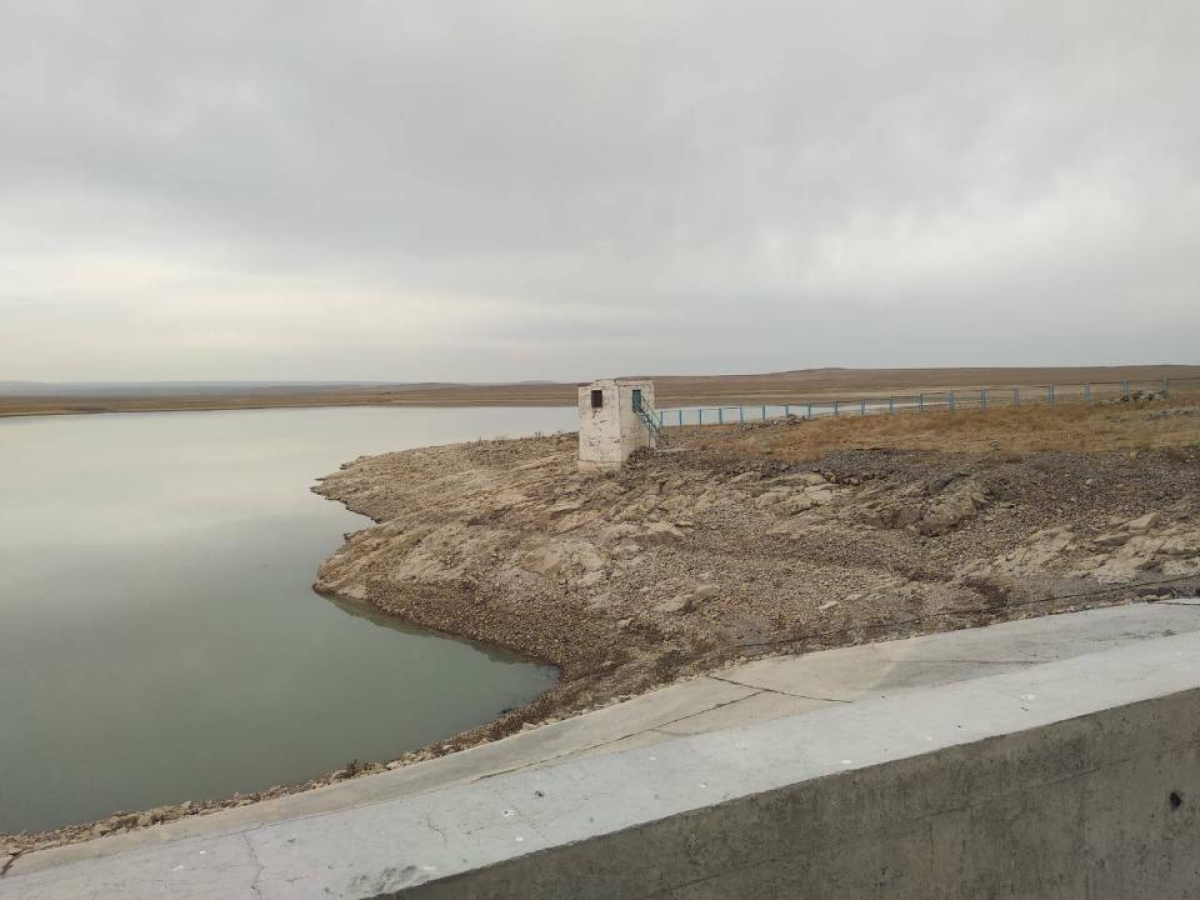 Вода из Досан-Карабасского водохранилища используется для полива сельхозполей
