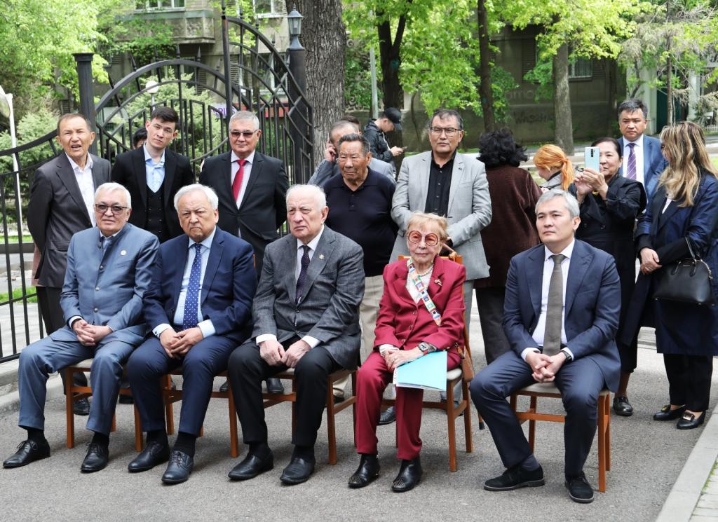 В Алматы открыли мемориальные доски в честь ученого Абдималика Нысанбаева и художника Сабура Мамбеева