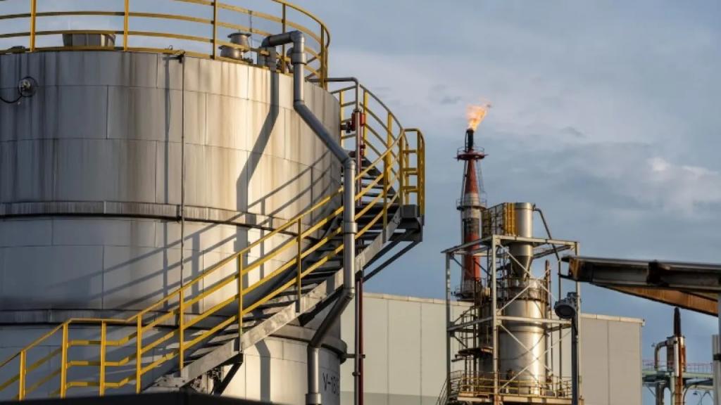 Геополитические проблемы поддерживают цены на нефть