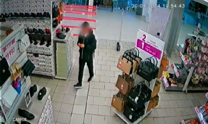 Кражу 17 пар обуви из торгового дома раскрыли полицейские в Астане