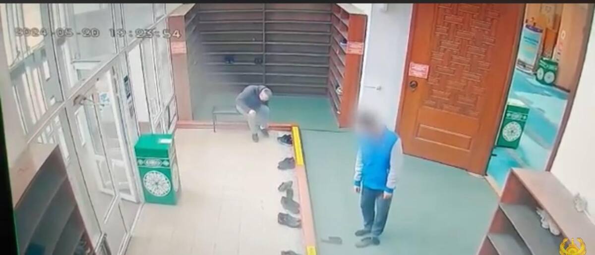 Кражу обуви из мечети зафиксировали камеры видеонаблюдения в Астане