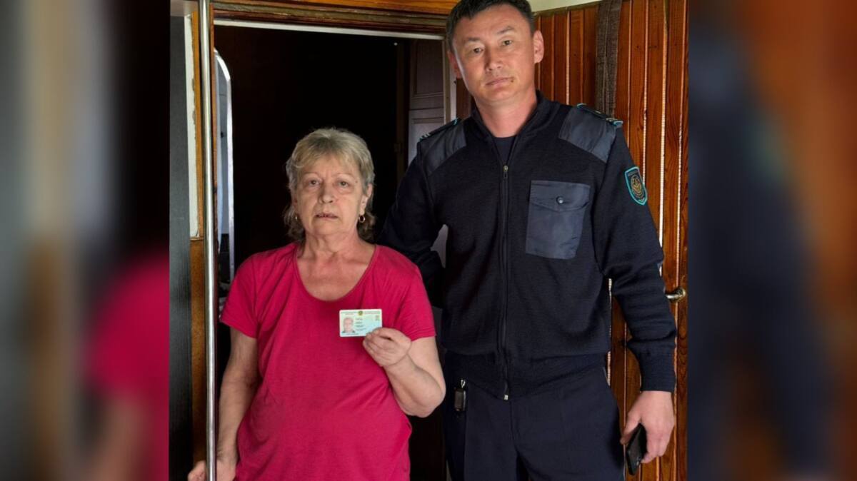 Миграционные полицейские помогли оформить документы женщине в ЗКО