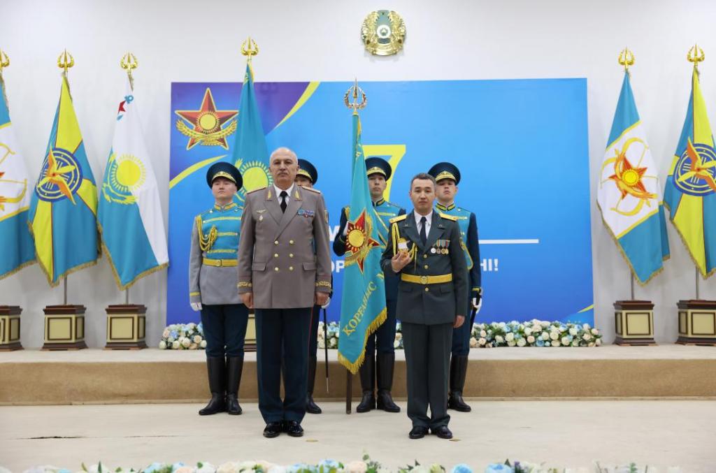 Министр обороны вручил ордена и медали военнослужащим Вооруженных сил