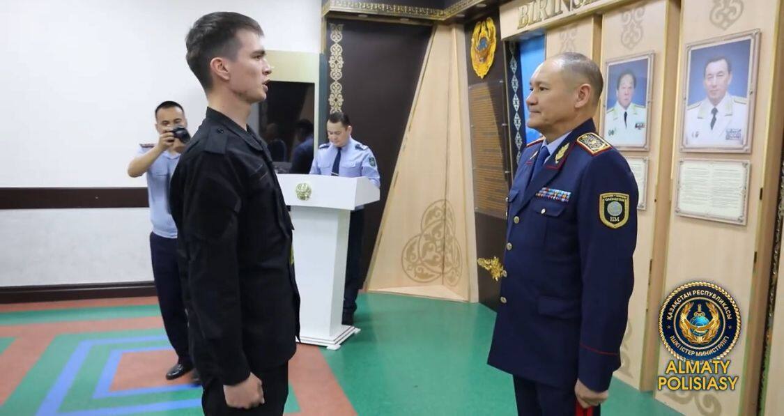 Молодым алматинским полицейским вручили первые офицерские погоны
