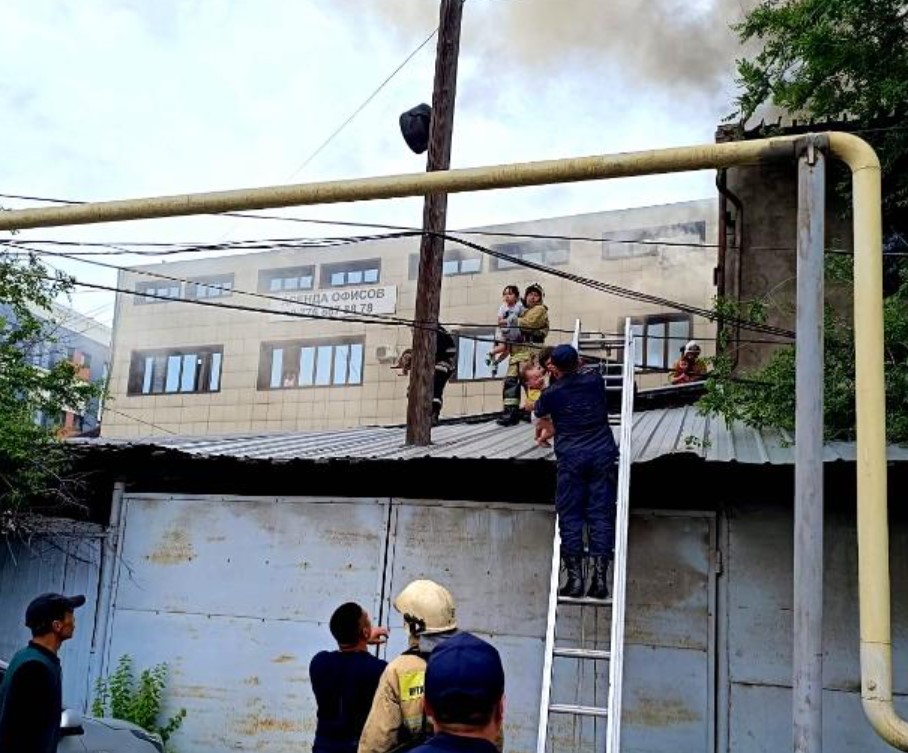Пожарные эвакуировали 12 человек из горящего здания в Алматы