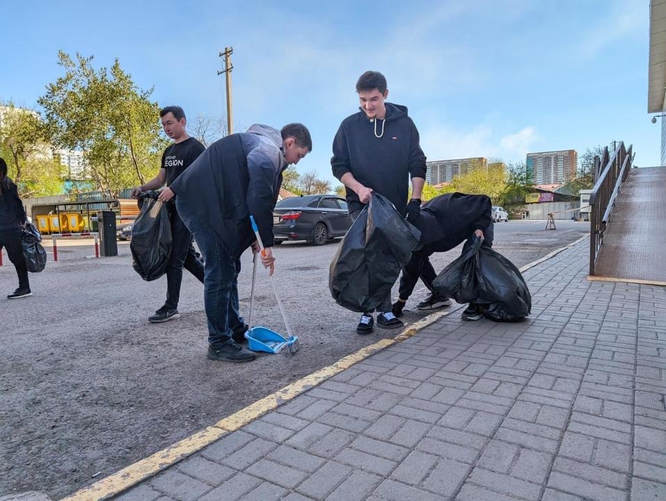 Предприниматели провели уборку возле территорий торговых центров столицы