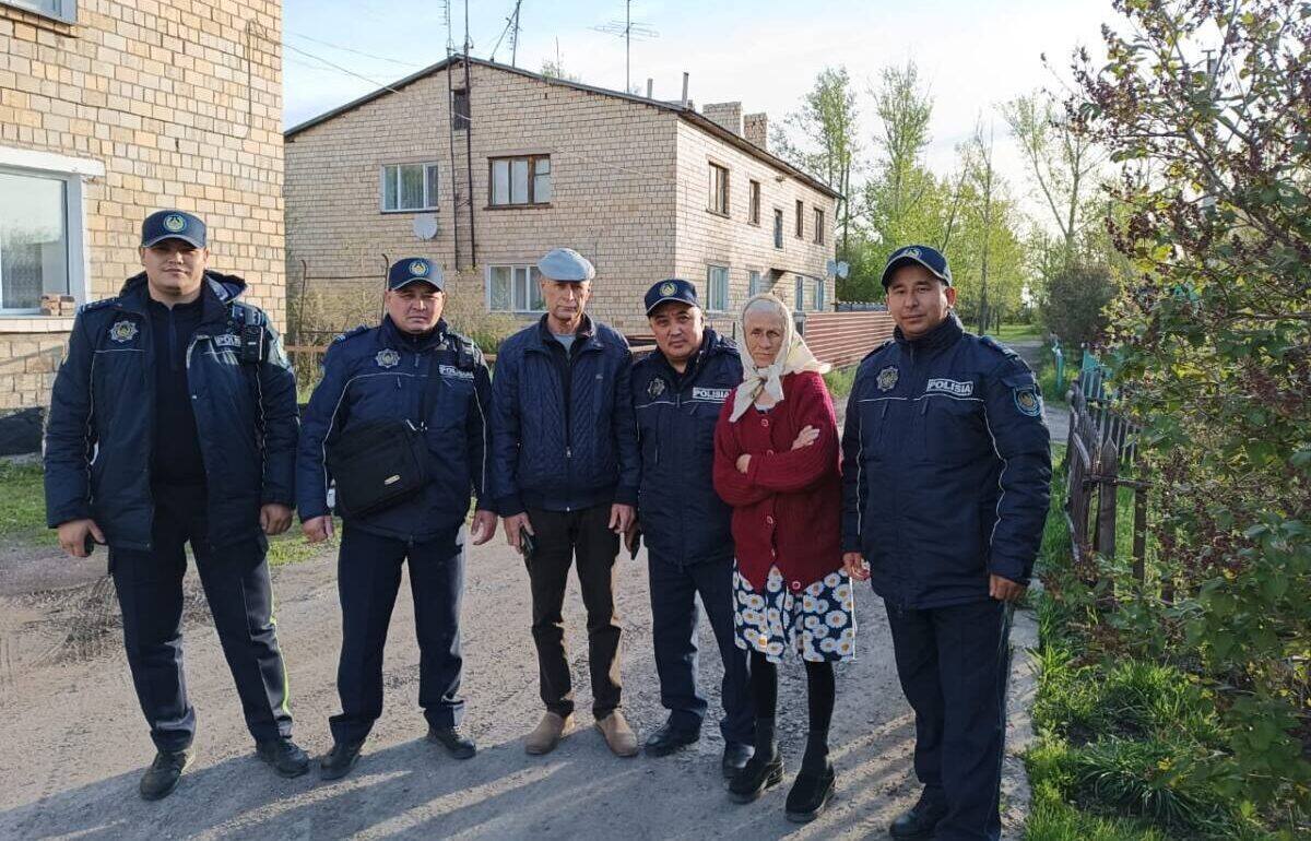 Сельчанин поблагодарил участкового за помощь в поиске престарелой матери