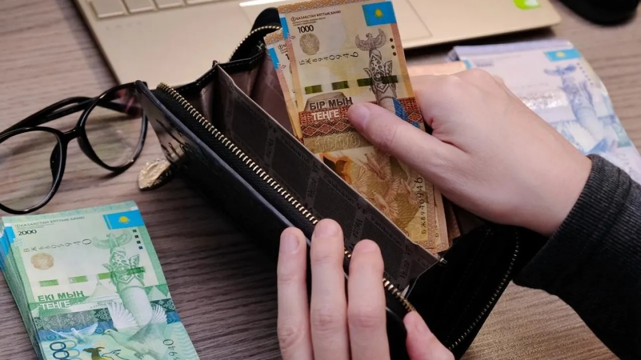 Сколько пенсионеров проживает  в Казахстане и какую пенсию они получают