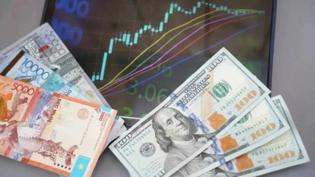 Тенге под давлением: что стоит за умеренным снижением?