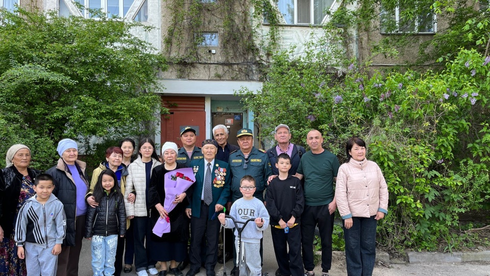 В Алматы гвардейцы поздравили с днем рождения 89-летнего труженика тыла ВОВ