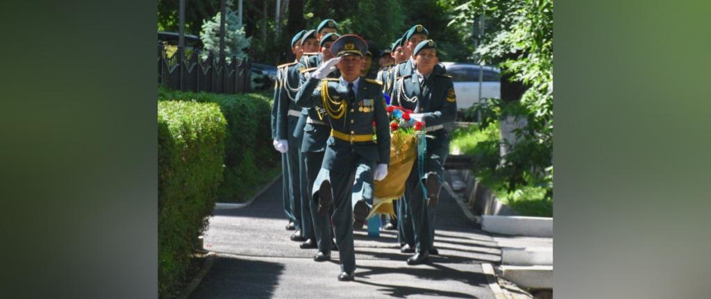 В Алматы возложили цветы к мемориалу Сагадата Нурмагамбетова