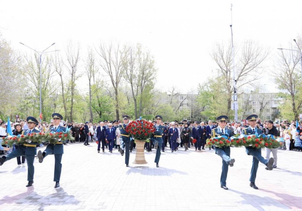 В Караганде возложили цветы к Вечному огню