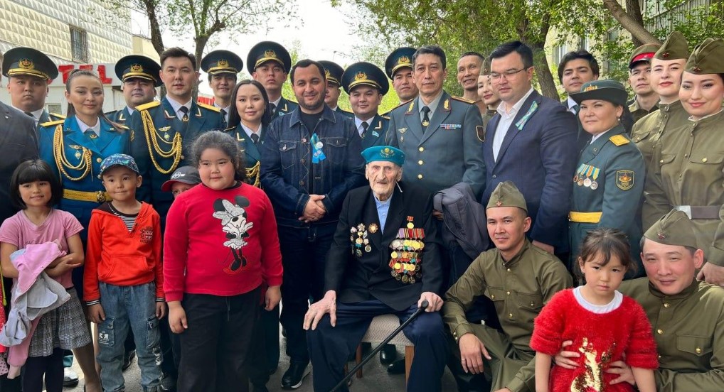 Военные педагоги поздравили участника Великой Отечественной войны
