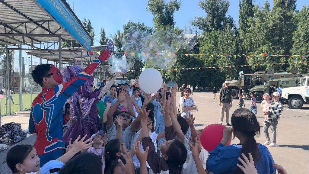 Дети попробовали армейскую кашу