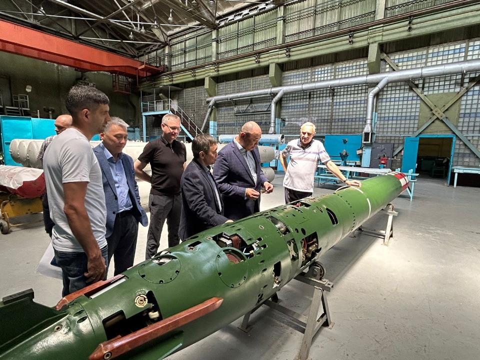 Канат Шарлапаев посетил предприятия оборонно-промышленного комплекса в Алматы