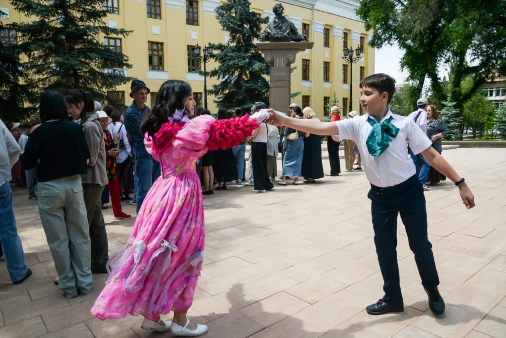 Юные артисты Алматы оживили стихи Пушкина на 225-летие поэта