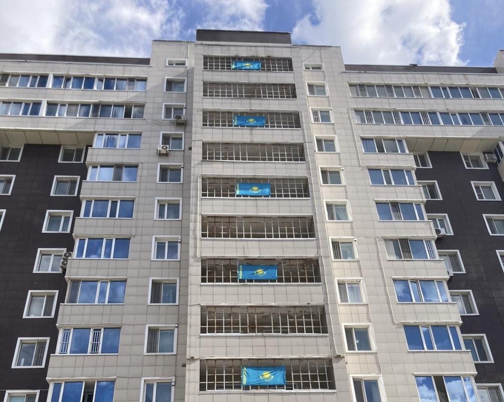 Государственные флаги украсили дома на центральных улицах Астаны