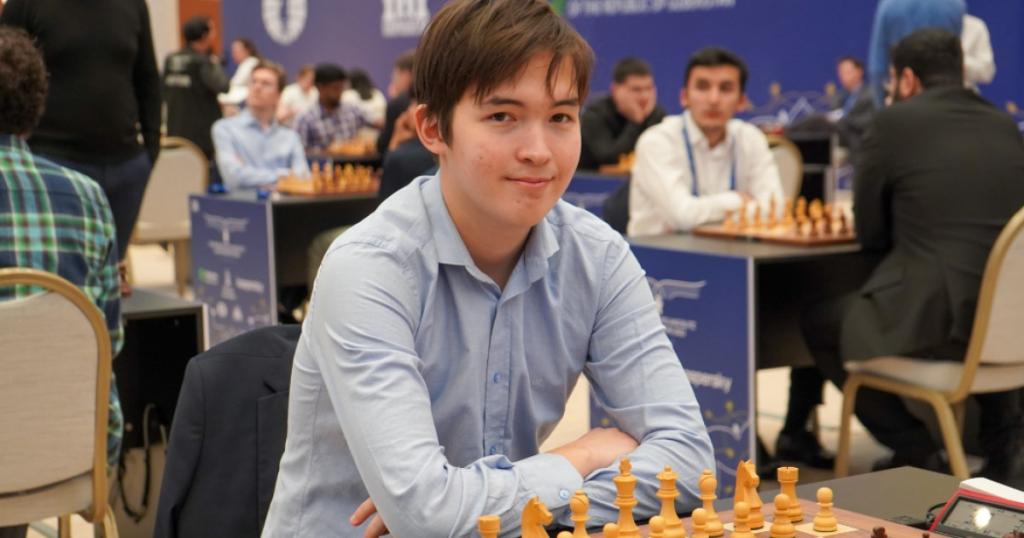 Глава государства поздравил победителя Чемпионата мира по шахматам среди молодежи Казыбека Ногербека