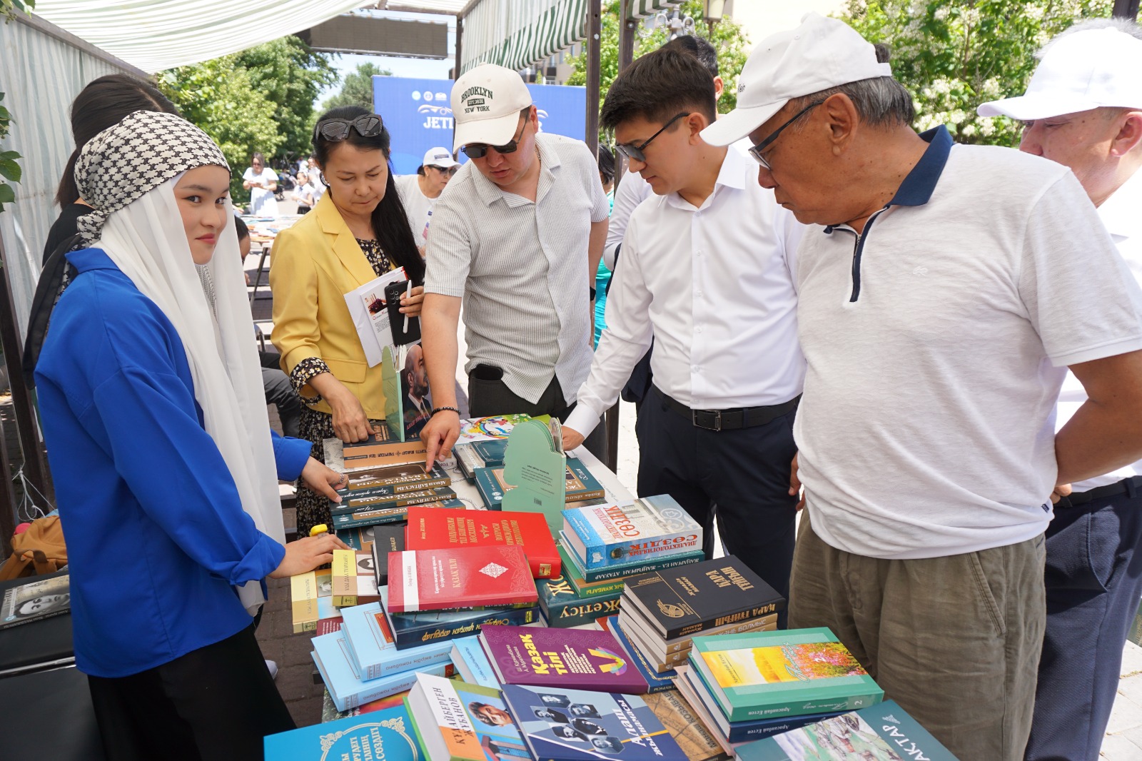 В Талдыкоргане проходит книжная ярмарка «Jetisu Book Fair»