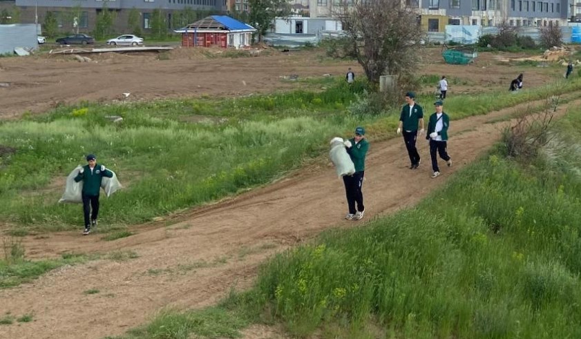 Бег и сбор мусора: в Астане прошла экоакция