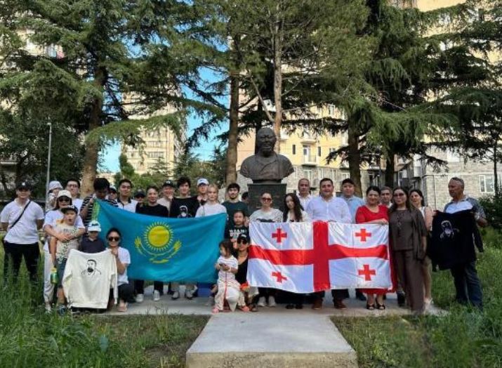 Экоакция у памятника Абаю Кунанбайулы в Тбилиси