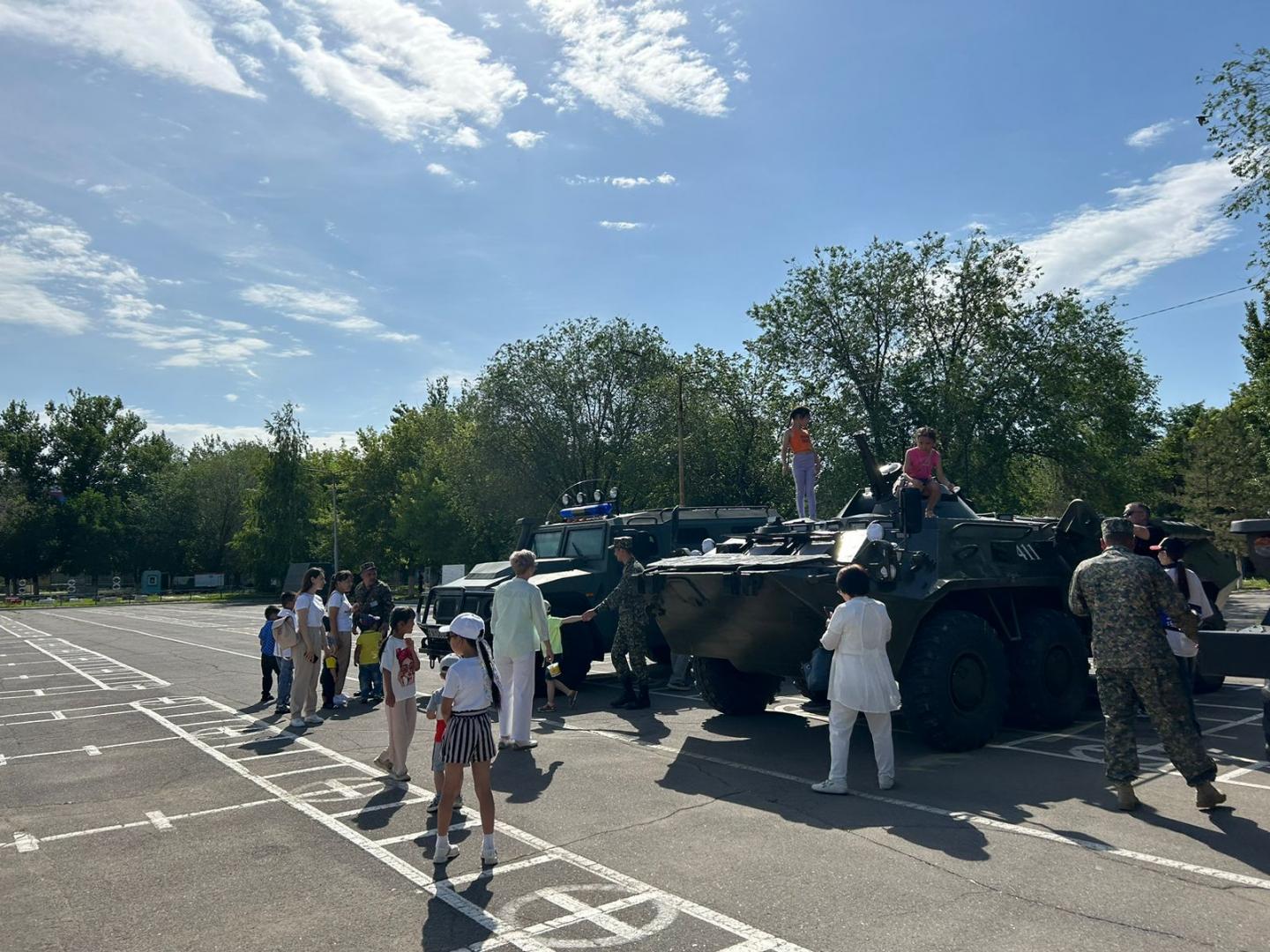 Гвардейцы из Уральска провели праздничное мероприятие в честь дня защиты детей