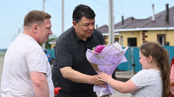 Канат Бозумбаев вручил ключи от домов 47 семьям, пострадавшим от паводков в СКО