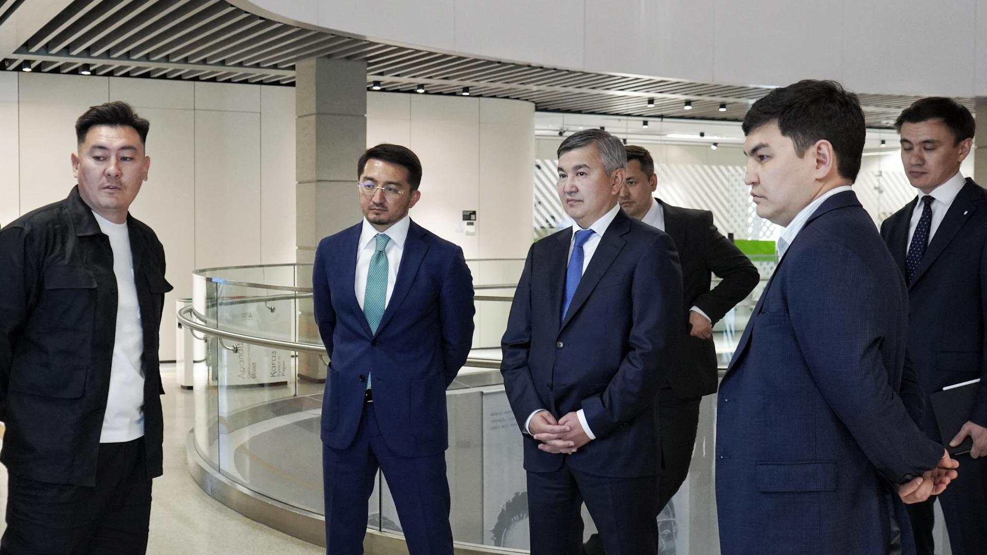 Поддержка стартапов и венчурное финансирование: подробности совещания в Astana Hub