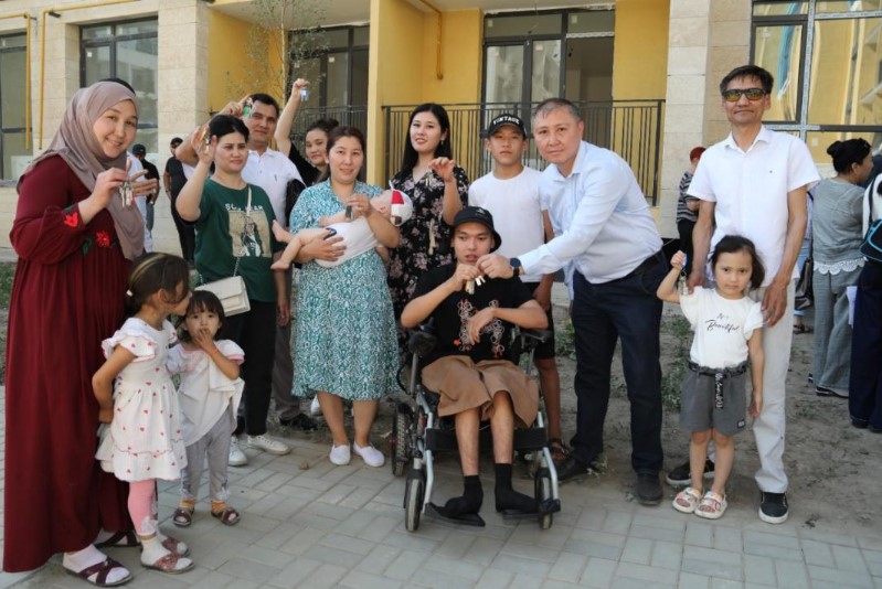 Социально уязвимые слои населения получают квартиры в Алматы