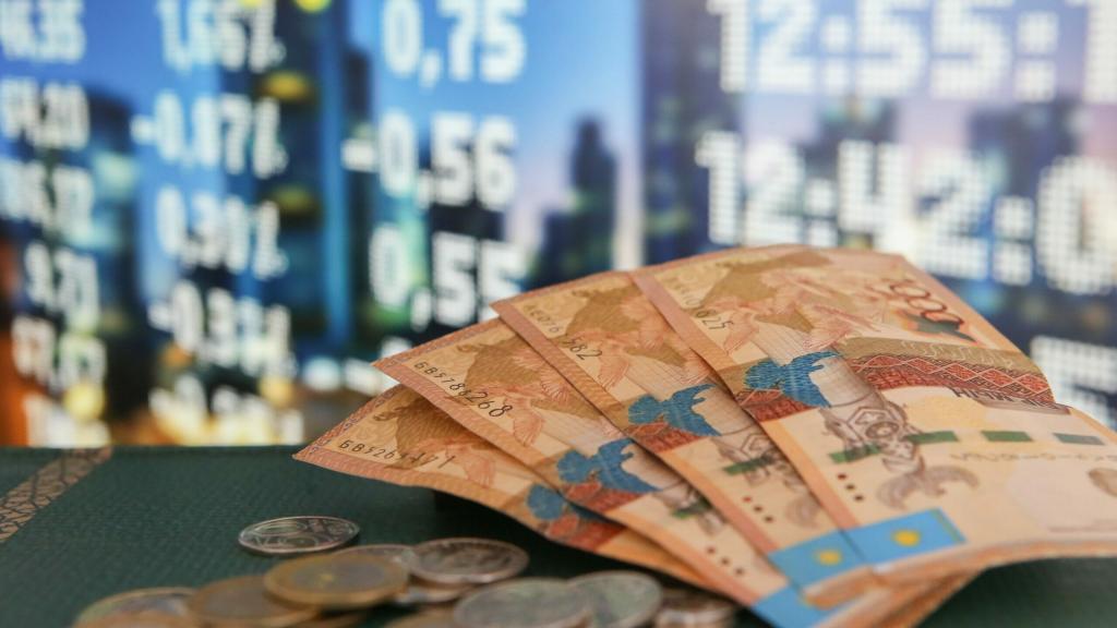 Тенге понизился: рынок начинает всерьез беспокоиться