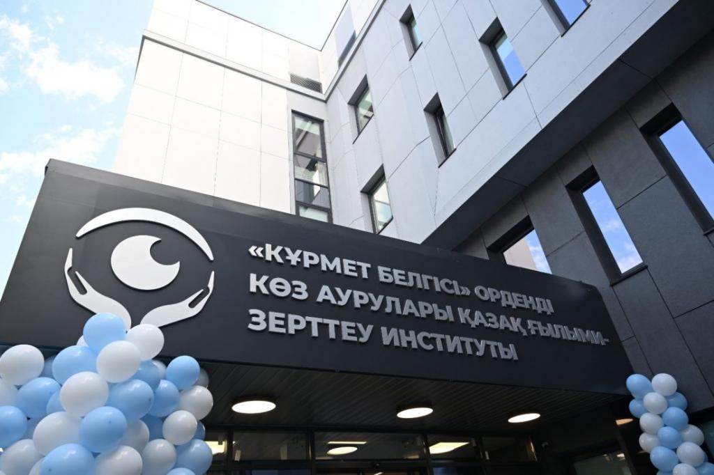 В преддверии Дня медработника аким Алматы посетил КазНИИ глазных болезней и Городской кардиологический центр