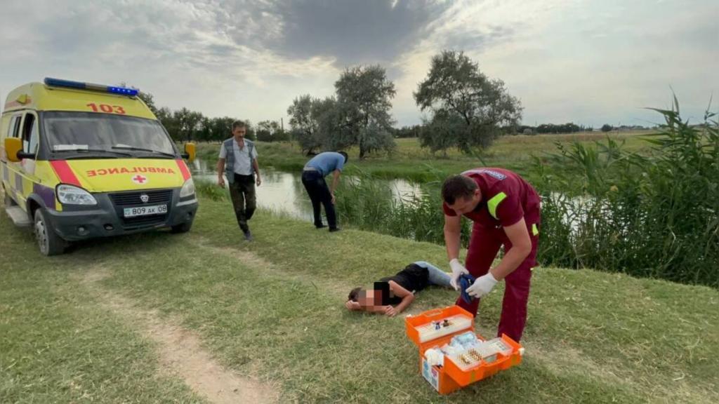 Транспортный полицейский спас тонущую в воде женщину