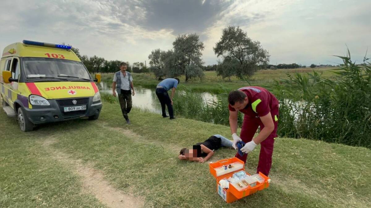 Транспортный полицейский спас тонущую в воде женщину