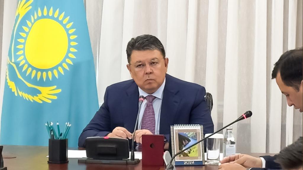 Канат Бозумбаев провел совещание по разработке пакета срочных мер развития западных регионов страны