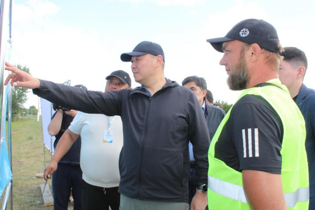 Строительство домов после паводков в Акмолинской области: Министр приехал с проверкой в село Вознесенка