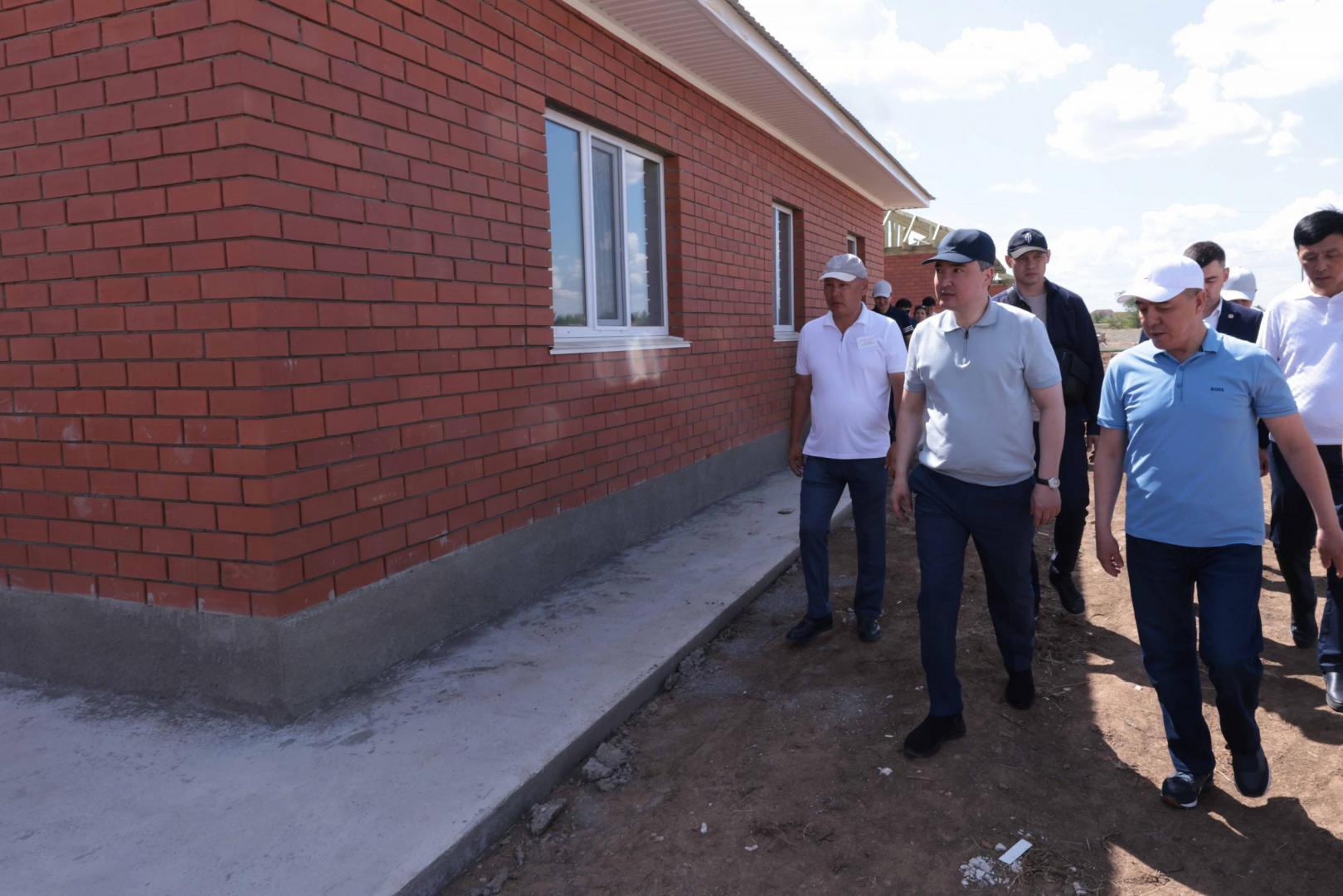 Олжас Бектенов в западных регионах проверяет работы по строительству домов для пострадавших от паводков