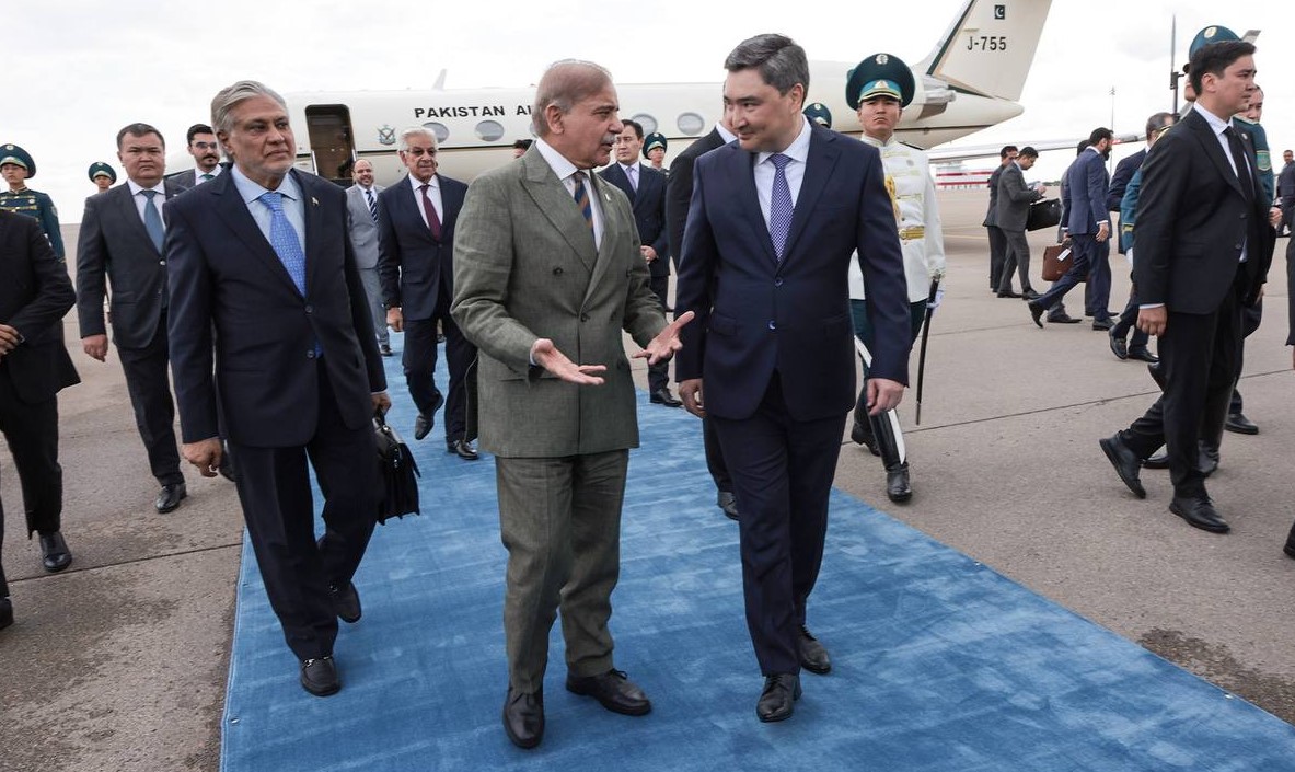 Саммит ШОС: Премьер-Министр Пакистана прибыл в Астану