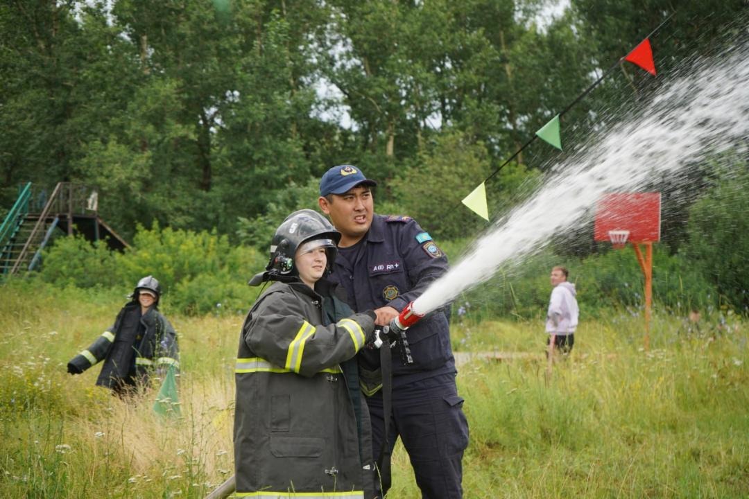 Спасатели  ДЧС ВКО провели день безопасности для детей