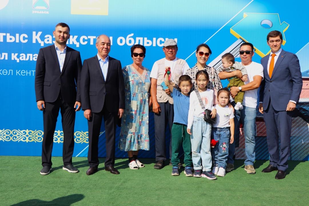Жители дачных поселков Уральска, пострадавшие от весеннего паводка, получили новые дома