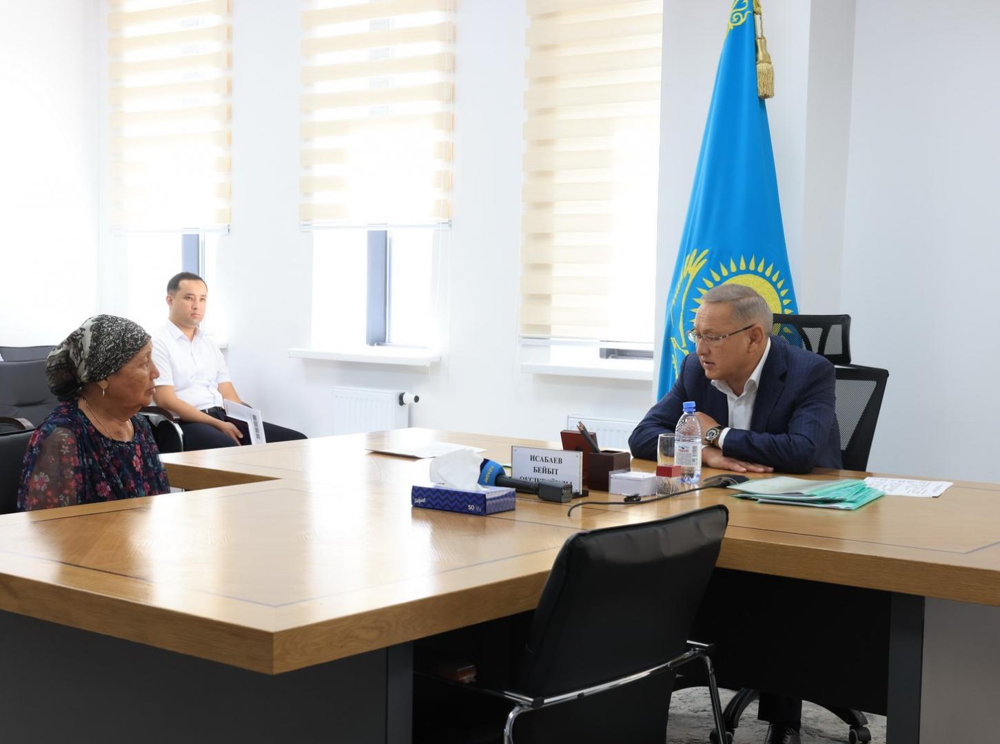 Аким области Бейбит Исабаев  провел прием граждан по личным вопросам
