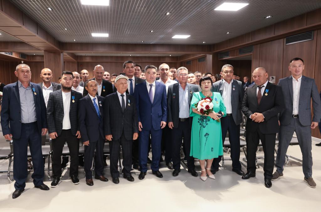 Олжас Бектенов вручил от имени Главы государства награды шахтерам области Ұлытау