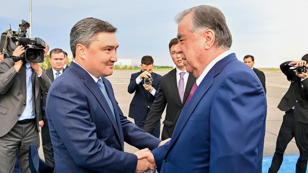 Эмомали Рахмон прибыл в столицу Казахстана 