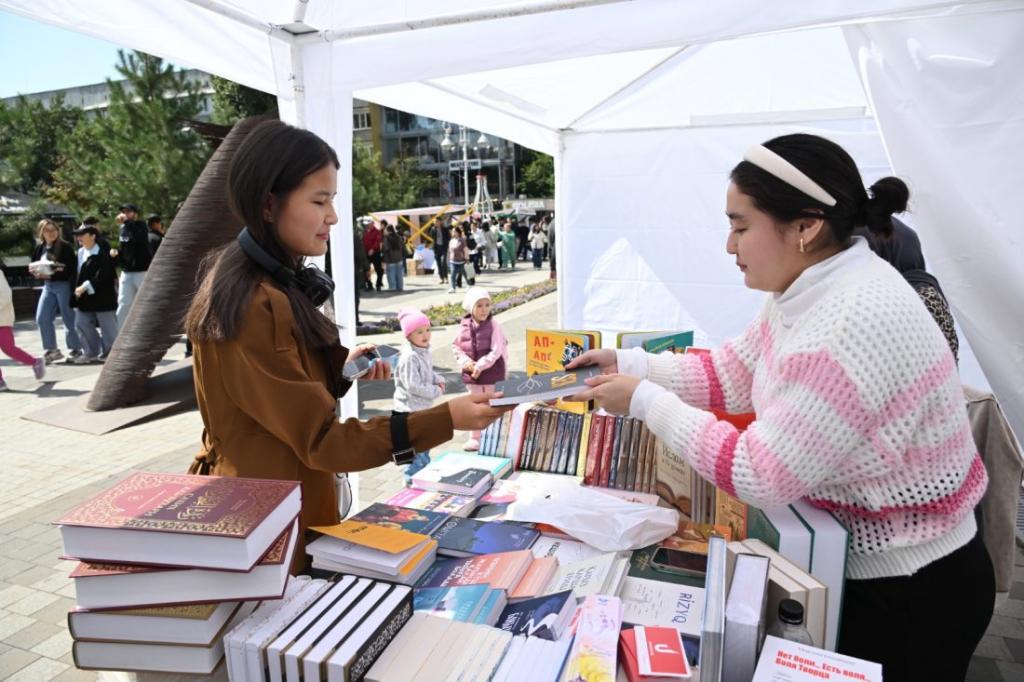 В Алматы в День города посетители Kitap Fest приобрели более 8 тысяч книг