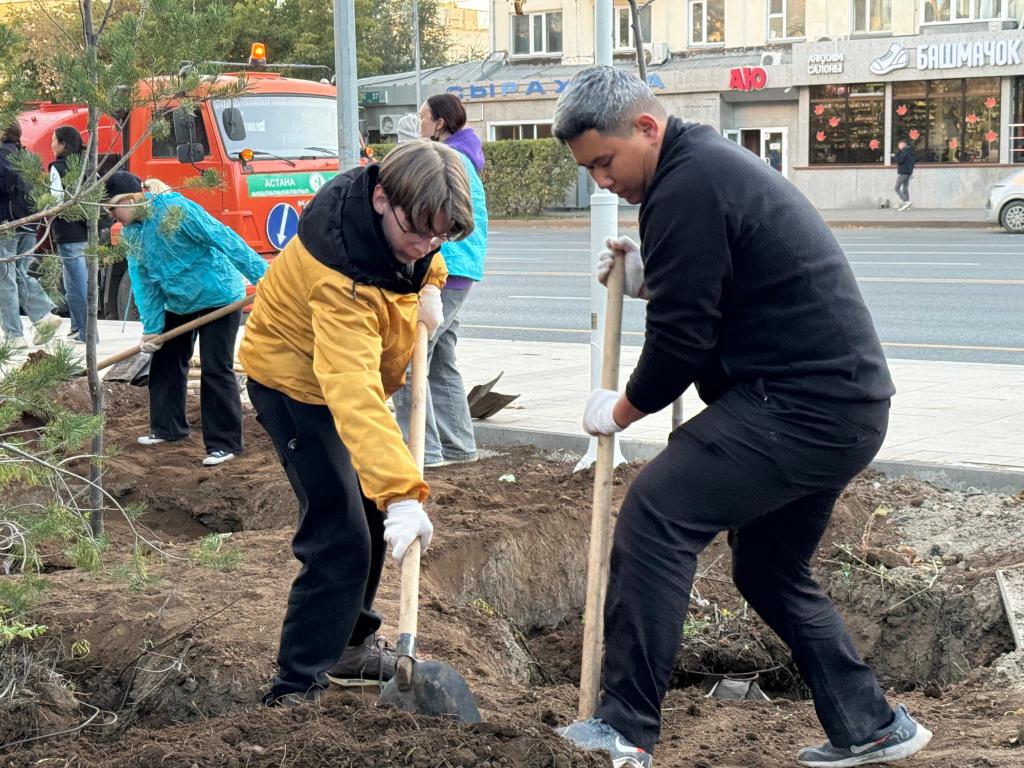 Деревья и кустарники высадили в районе «Сарыарка» в рамках акции «Таза Қазақстан»