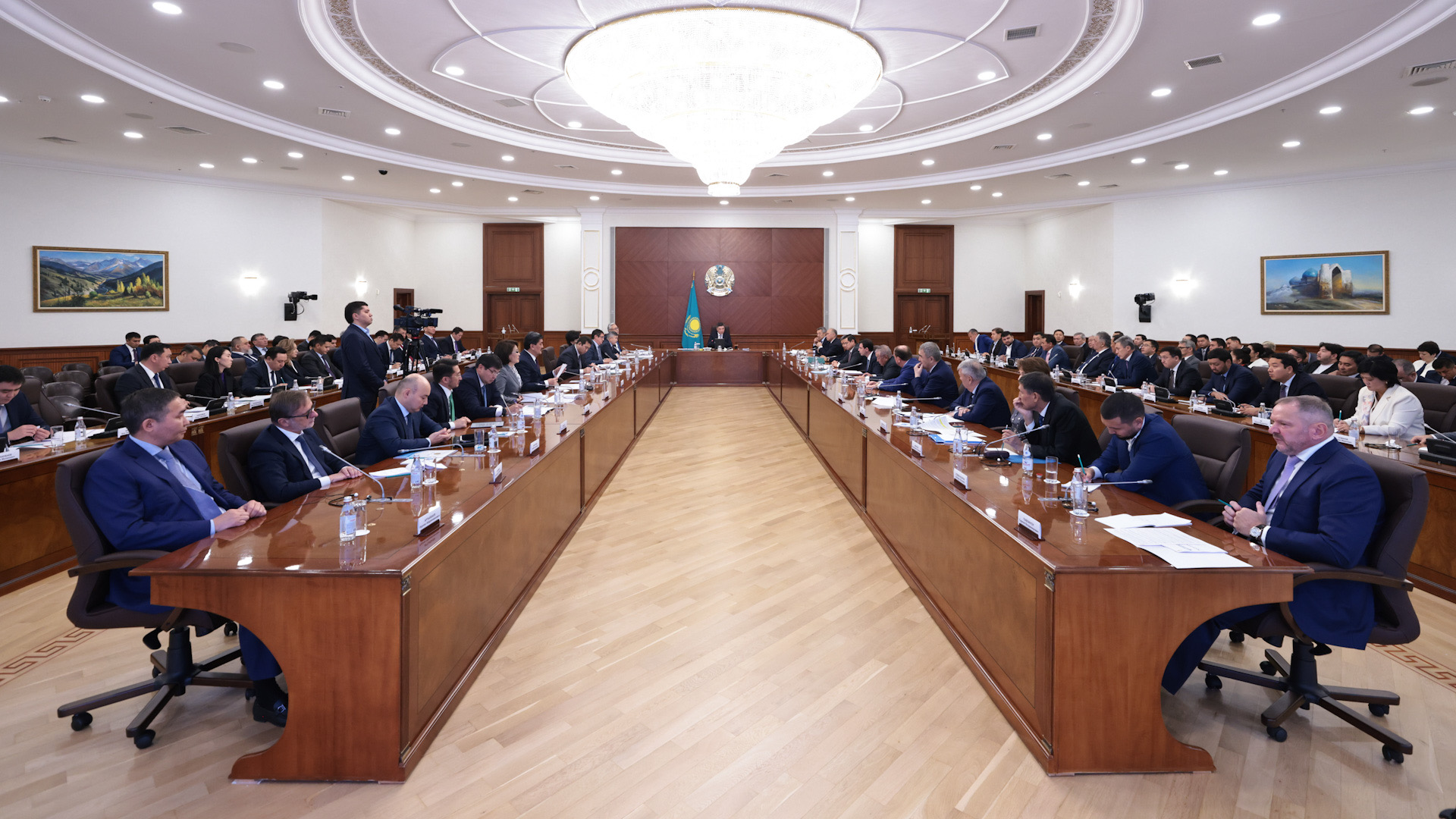 Олжас Бектенов обсудил с представителями крупного бизнеса вопросы развития реального сектора экономики 