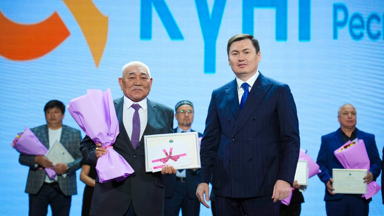 С теплом в каждый дом: ветерана энергетики наградили в Астане