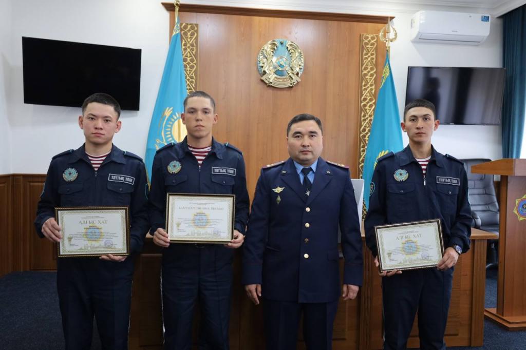 В столице наградили гвардейцев, спасших  молодую девушку