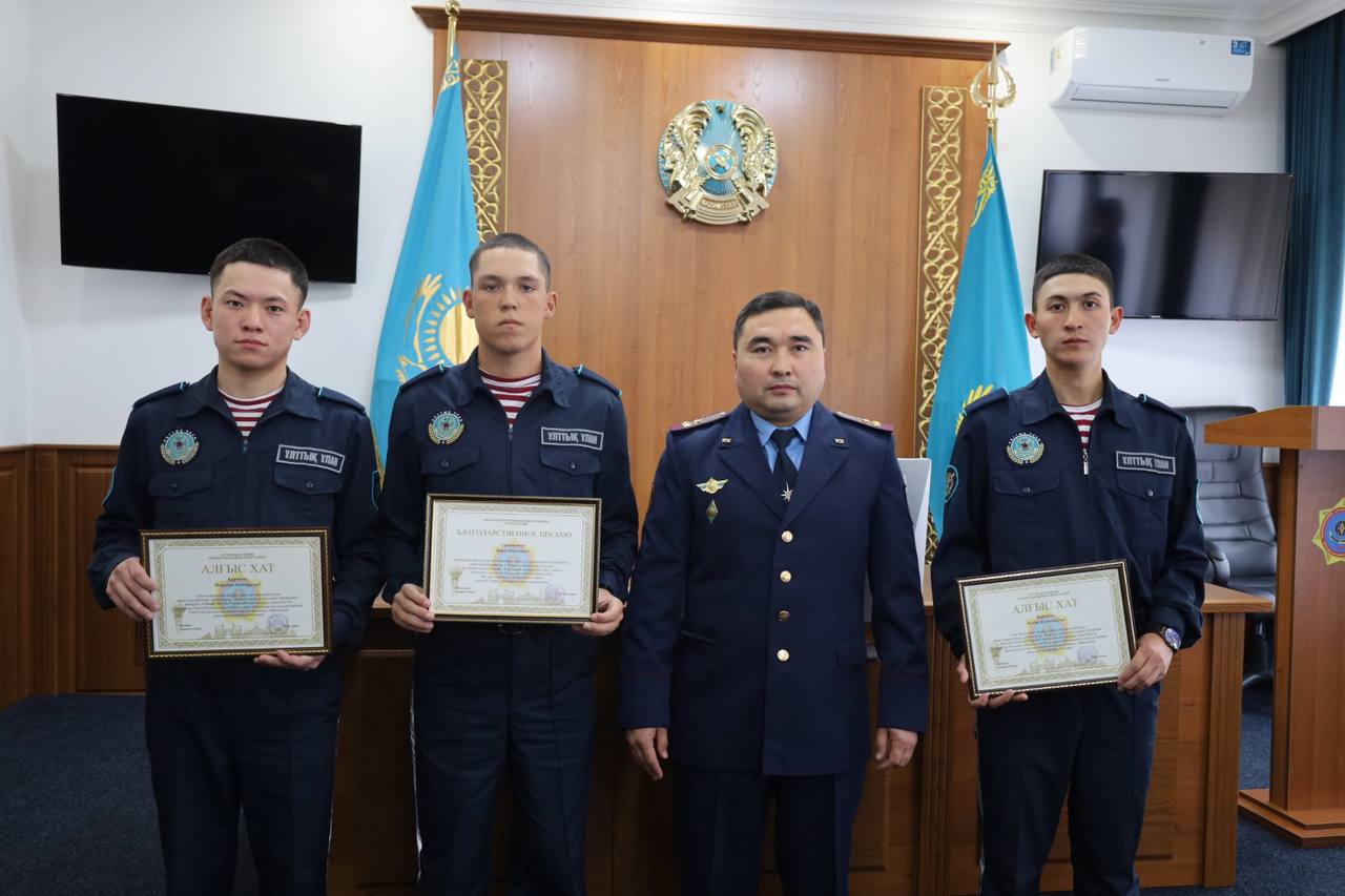 В столице наградили гвардейцев, спасших  молодую девушку