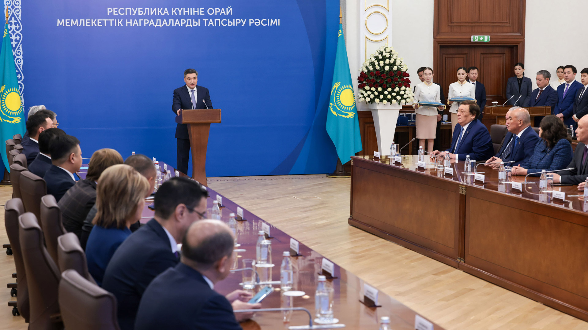 Олжас Бектенов вручил от имени Президента государственные награды в преддверии Дня Республики